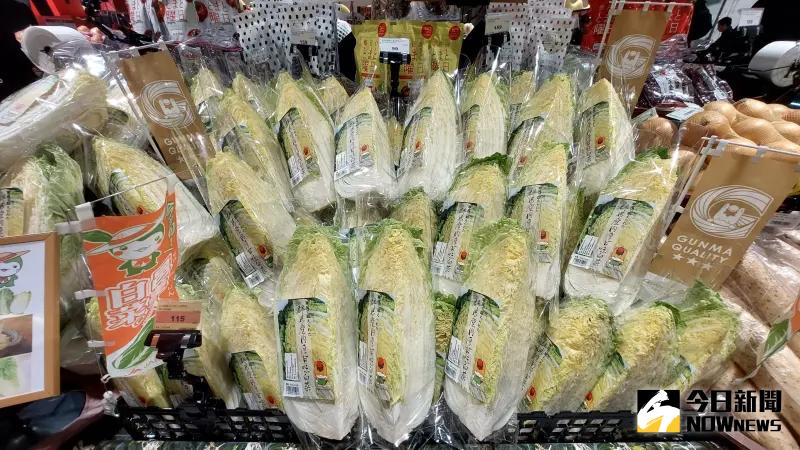 ▲Mia C'bon頂級超市開賣享譽全球有大白菜界的愛馬仕之稱的日本群馬大白菜。（圖／記者李春台攝，2024.01.26）