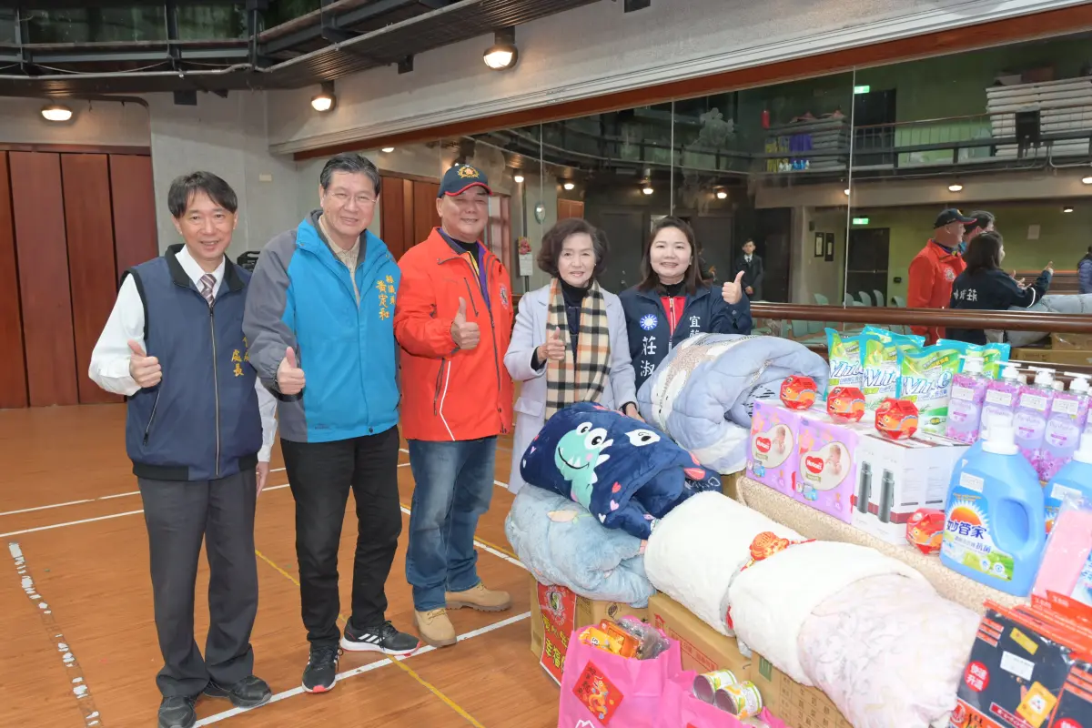 ▲林姿妙（右2）代表受贈協會捐贈的愛心年菜及暖心福袋，期盼能夠拋磚引玉讓更多企業及善心人士一同參與行善助人活動。（圖 ／宜蘭縣政府提供）