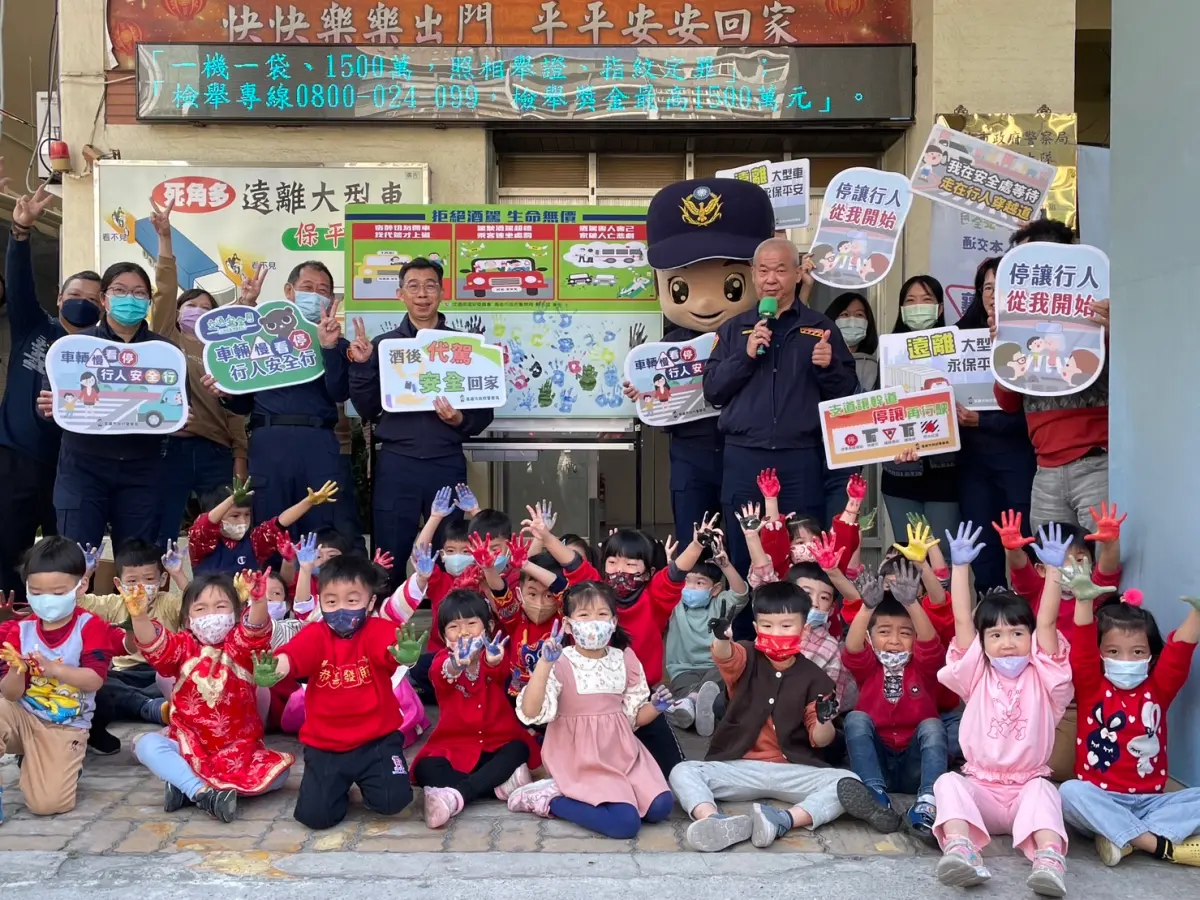 ▲今天一群小訪客提前向高市警局交通大隊拜年，高市交大也趁機宣導尾牙、春酒拒絕酒駕。(圖／高雄市警交通大隊提供)