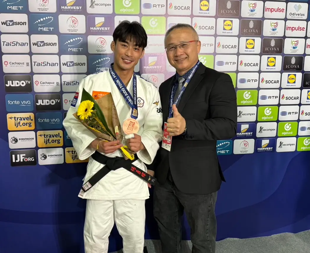 ▲楊勇緯葡萄牙大獎賽奪牌，賽後與總教練劉文等合影分享喜悅。（圖／經紀公司提供）