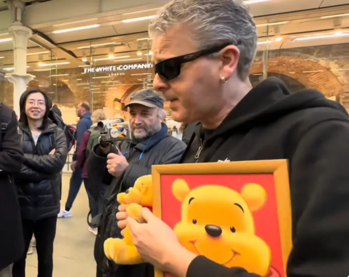 ▲英國鋼琴家卡瓦納先前與一群中國民眾在倫敦車站衝突，意外引爆他對中共集權不滿，26日帶著小熊維尼重返車站，強調要為自由民主發聲。（圖／擷取自Dr K Boogie Woogie Brendan Kavanagh YT影片）