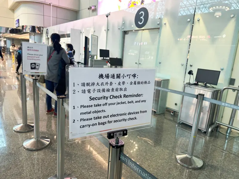 ▲2月1日起至2月29日，前往日本特定機場的旅客，在桃園機場出境候機室預先確認入境資料，可有效縮短抵日後通關審查作業時間。（圖／桃機提供）