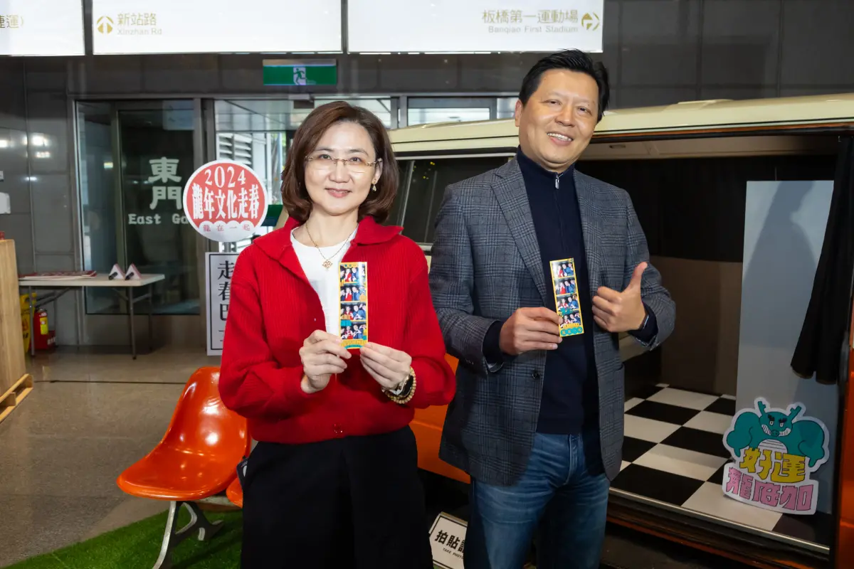 ▲新北市副市長朱惕之（右）今與文化局長張䕒育（左）一同體驗拍貼巴士。（圖／新北市文化局提供）