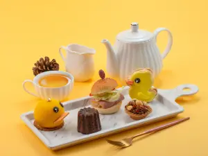 ▲業者推出黃色小鴨主題下午茶套餐。（圖／漢來美食提供）