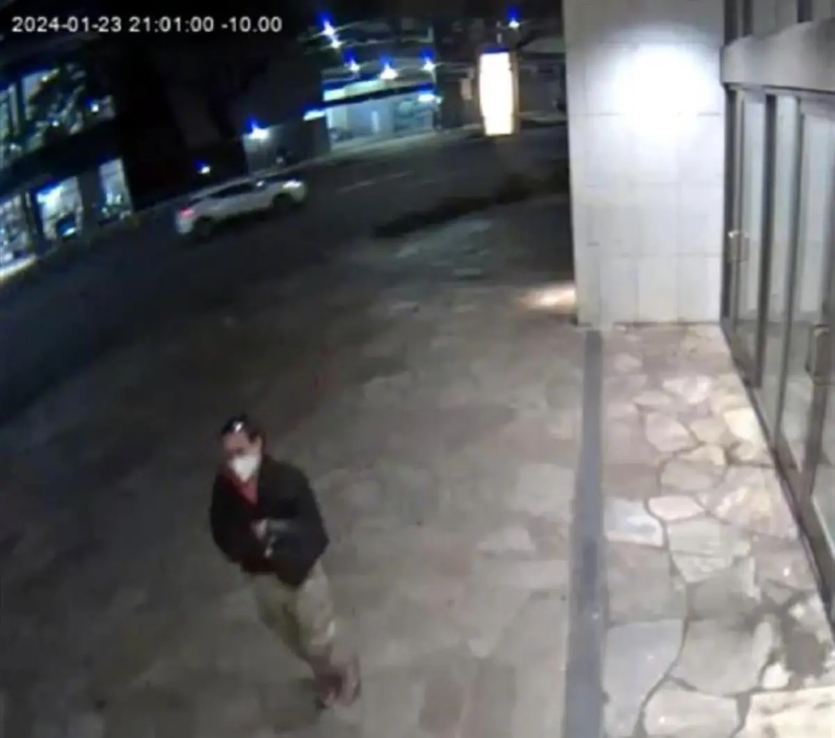 ▲一名中國公民23日在夏威夷檀香山市區街道遭人潑化學液體，美國警方已逮捕了嫌疑人。 （圖／翻攝自X平台）