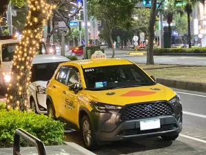 ▲高雄市也可看見黃色小鴨計程車。（圖／記者葉盛耀攝）