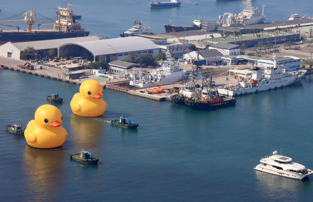 ▲高雄市長陳其邁與霍夫曼搭乘遊艇領航小鴨進港。（圖／高雄市觀光局提供）