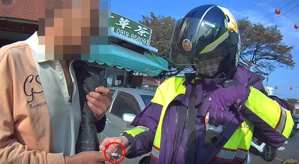 ▲吳男掏證件時意外掉出一包海洛因。（圖／翻攝畫面）