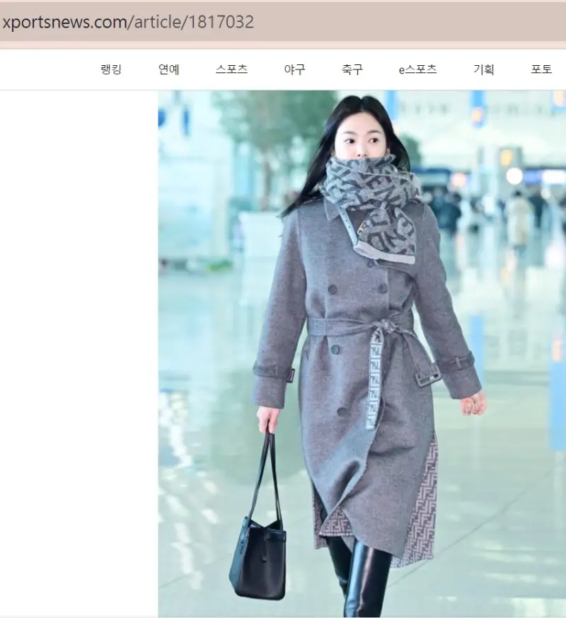 ▲宋慧喬在仁川機場的「全身FENDI高級灰」穿搭，以及顯臉小的圍巾綁法，引起眾多粉絲的模仿。（圖／轉攝自xportsnews）