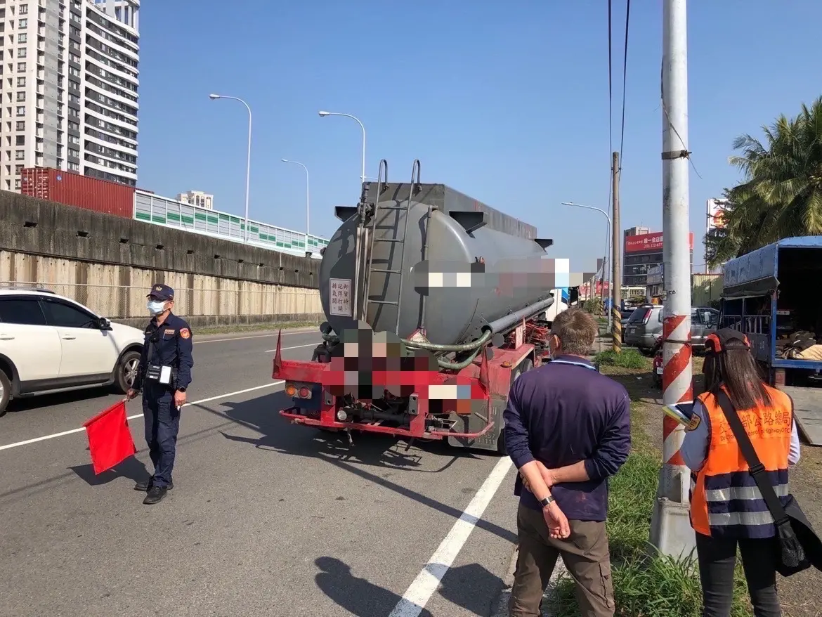 ▲高市警局針對大型重車有無【依規定裝設行車視野輔助系統】、【超載】、【裝載貨物不穩妥或脫落】等聯合稽查，自1月１日起至26日增加勤務班次至3千餘次，攔查車輛達1萬1千餘輛次。（圖／高市交大提供）