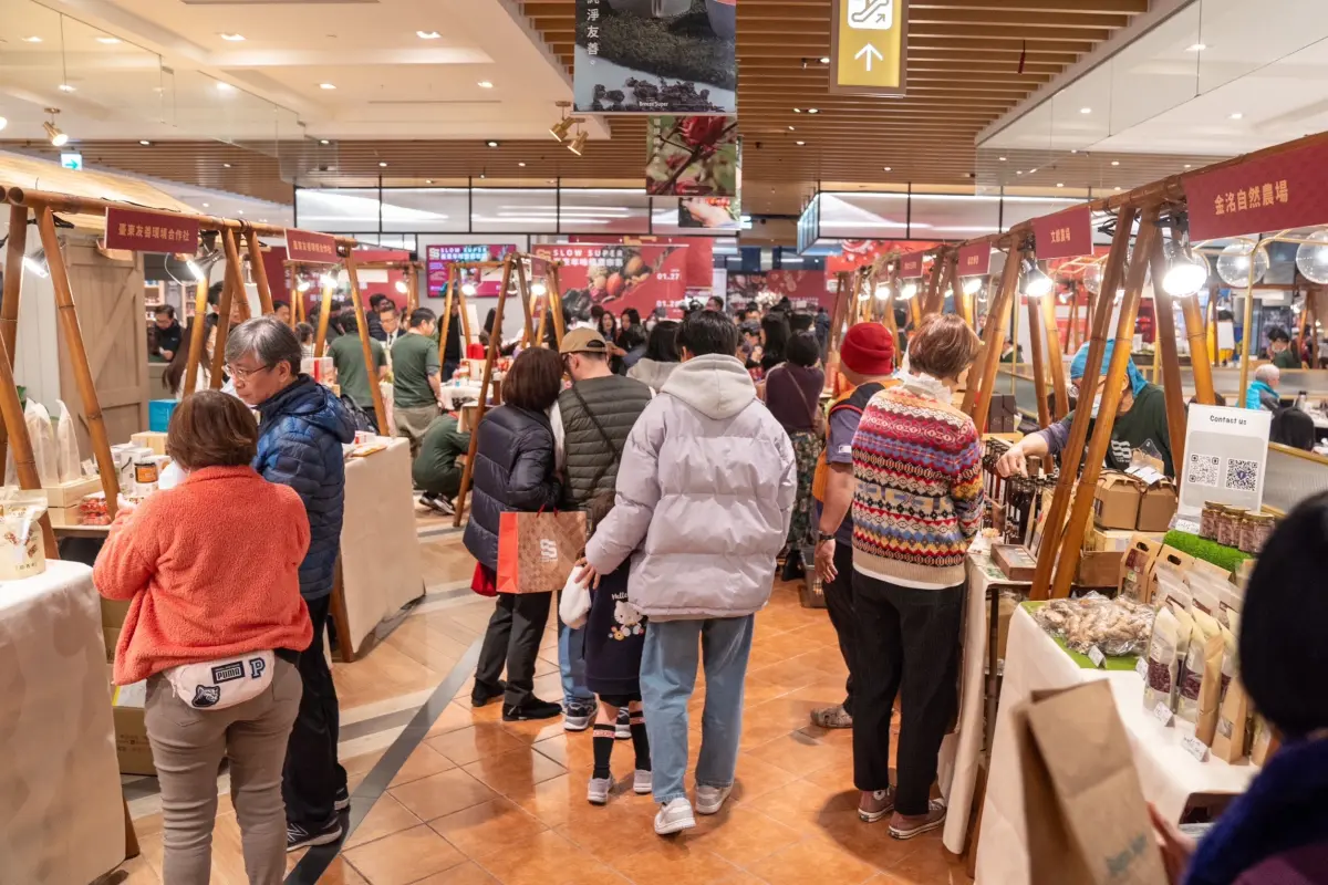 ▲台東縣政府舉辦的台東慢食節，每年成功掀起熱潮，今天開始共兩天以台東永續農業品牌「SLOW SUPER臺東年味慢農市集 」快閃台北微風南山超市，現場擠滿人潮。（圖／「SLOW SUPER臺東年味慢農市集 」提供）