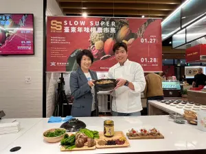 ▲市集也邀請名廚示範料理，圖右為東台灣最難訂位的法式餐廳Sinasera 24主廚楊柏偉。（圖／「SLOW SUPER臺東年味慢農市集 」提供）
