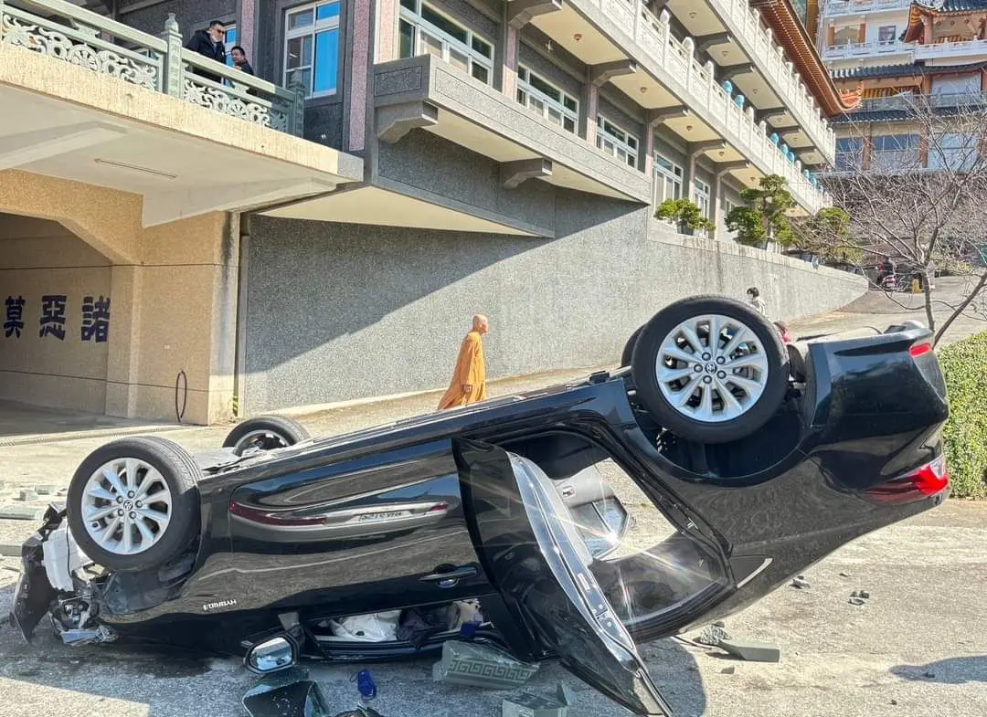 ▲嘉義禪寺小客車疑暴衝撞破2樓護欄翻覆，3香客受傷送醫。（圖／翻攝畫面）