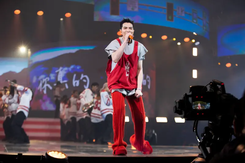 ▲蕭敬騰在「2024超級巨星紅白藝能大賞」上表演7分鐘，就斥資破百萬。（圖／華納音樂提供）