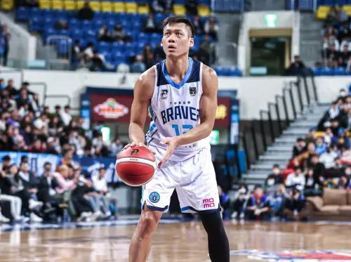 ▲林志傑曾在季後賽嚴重扭傷，仍整夜治療堅持上場，冰敷與熱敷反覆進行只為隔天出賽，帶傷上陣不僅鼓舞隊友，連對手也因他意外登場而受到衝擊。（圖／富邦勇士提供）