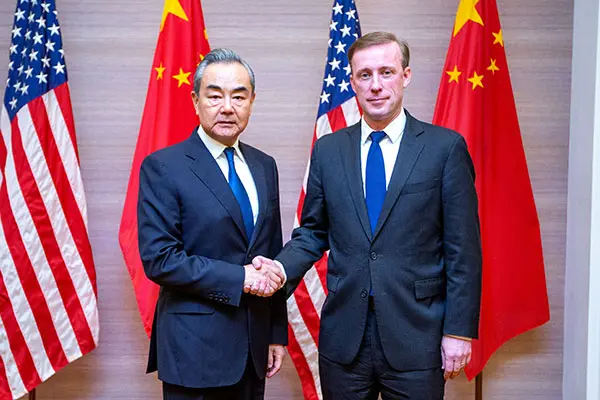 ▲中國外交部部長王毅和美國國家安全顧問蘇利文（Jake Sullivan）在泰國曼谷進行會晤。（圖／中國外交部）