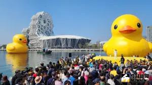 黃色小鴨進港了！冬日遊樂園開幕4萬名民眾迎小鴨

