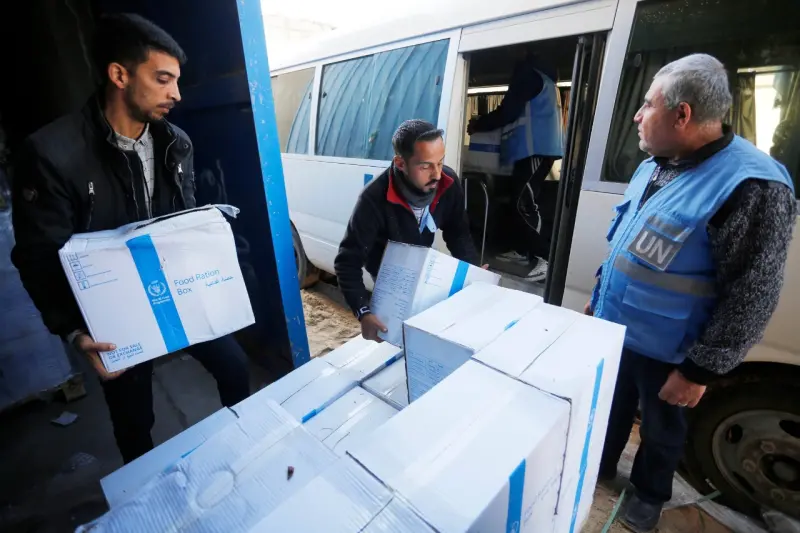 ▲圖為聯合國近東巴勒斯坦難民救濟工作署(UNRWA)人員在加薩地區發送麵粉。資料照。(圖: FB/@UNRWA)