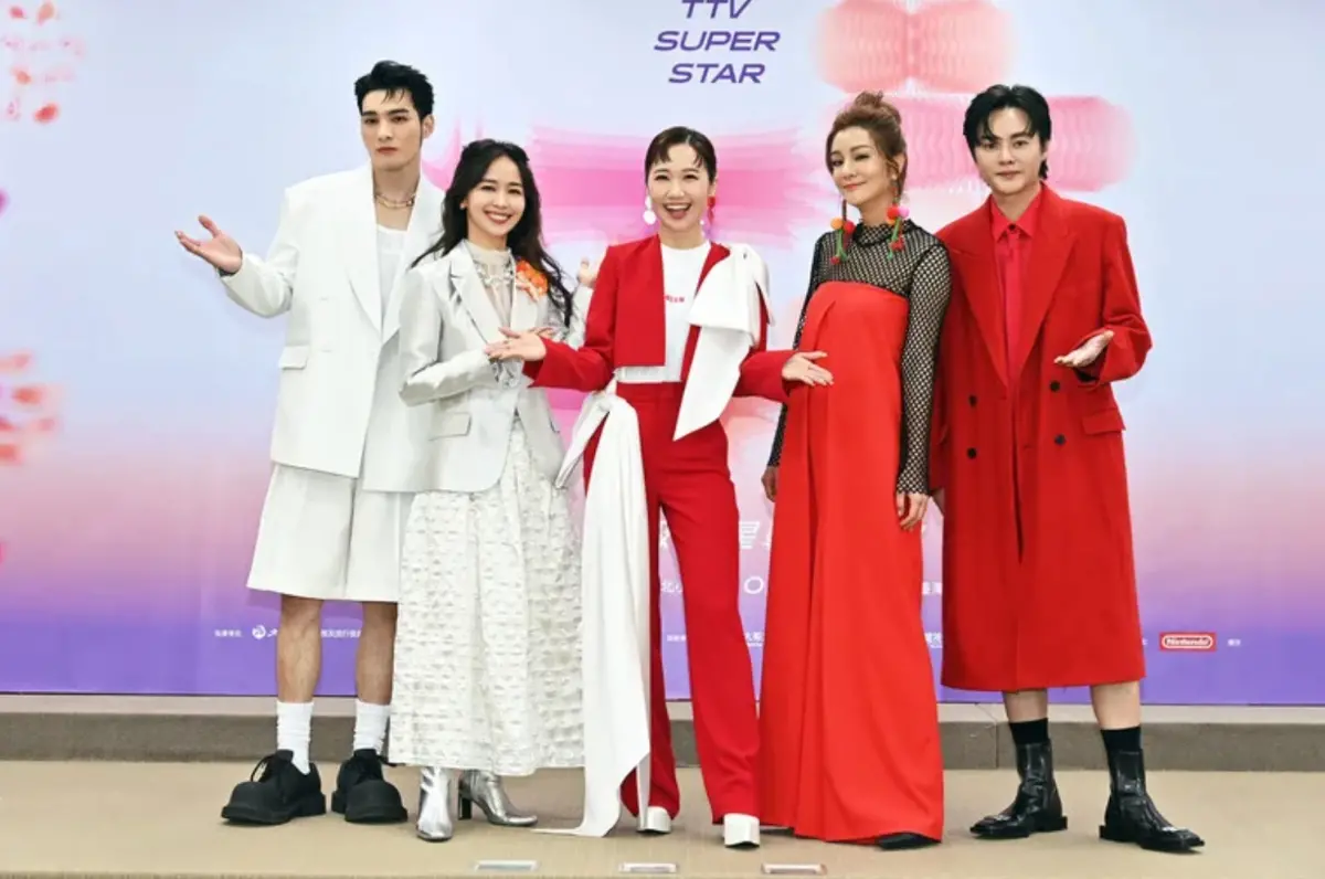 ▲黃偉晉（左）在2024《紅白藝能大賞》錄影時失言，主持人Lulu（中）發聲力挺，百分百幫他背書絕非開黃腔。（圖／台視提供）