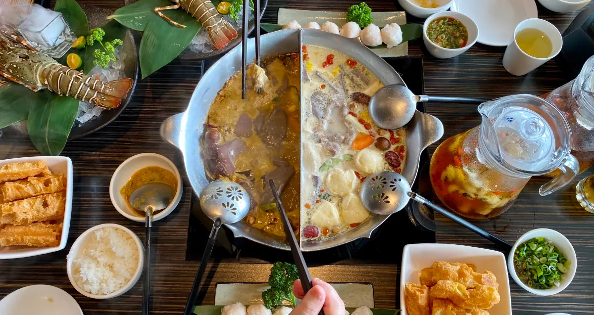 ▲寒流再冷一天就回暖！火鍋、速食「買一送一」優惠一次整理，麥當勞5元漢堡、拿坡里25元炸雞、壽司郎40元松葉蟹都剩今最後一天，把握8大好康吃起來。（圖／記者蕭涵云攝）