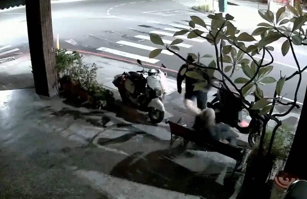 ▲高雄71歲黃姓老婦人，於同盟、合江街口賣玉蘭花，有網友PO出影片指出，黃婦遭兒子毆打，影片在網路上瘋傳，引起民眾議論。（圖／翻攝高雄大小事）