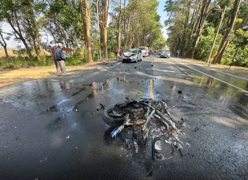 ▲28日上午，台南市柳營區發生一起車禍事故，一台自小客車與機車發生碰撞，機車撞擊後起火燃燒，20歲男騎士當場失去呼吸心跳。（圖／翻攝畫面）