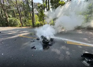 ▲28日上午，台南市柳營區發生一起車禍事故，一台自小客車與機車發生碰撞，機車撞擊後起火燃燒，20歲男騎士當場失去呼吸心跳。（圖／翻攝畫面）