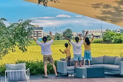 ▲宥勝(左)一家人到花蓮下田拔蘿蔔,但他對於復出計劃暫無規劃。(圖/宥勝FB) ▲宥勝(左)一家人到花蓮下田拔蘿蔔,但他對於復出計劃暫無規劃。(圖/宥勝FB)