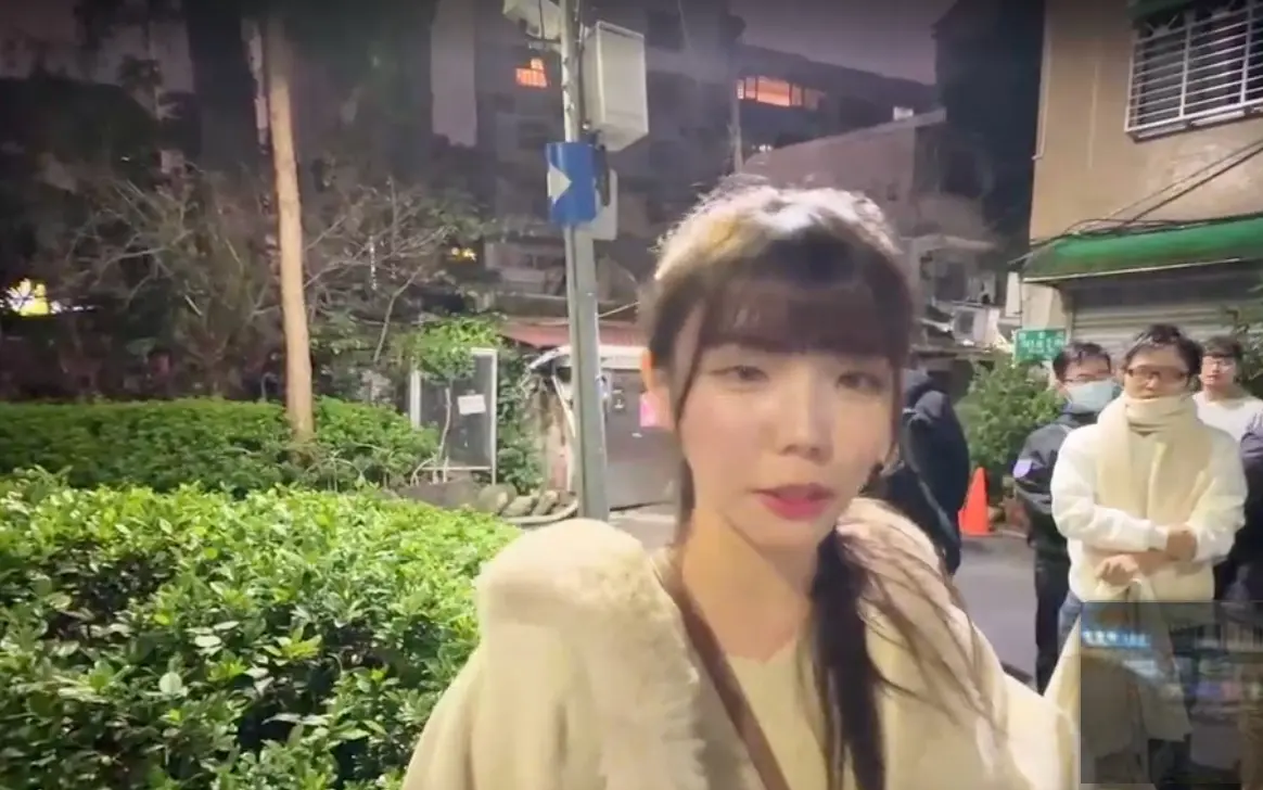 ▲美腿實況主肉乙日前朝聖超哥海鮮丼飯，直接回應「超級難吃」，掀起熱烈討論。（圖/Twitch＠台北建東）