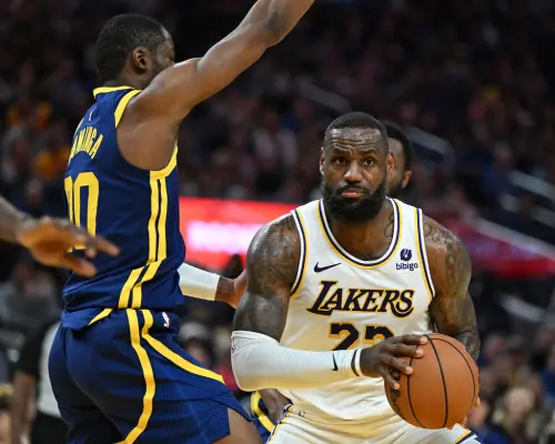 ▲湖人「詹皇」LeBron James繳出36分、20籃板、12助攻「大三元」表現，帶隊在兩度延長擊敗勇士。（圖／美聯社／達志影像）