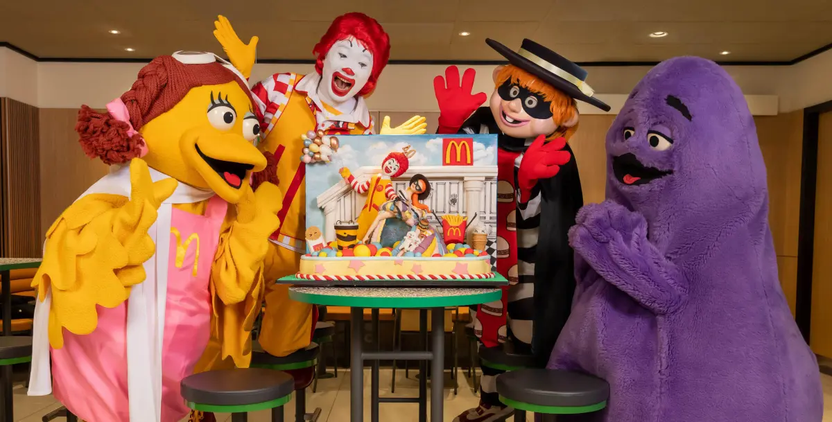 ▲麥當勞40週年麥當勞叔叔、奶昔大哥、漢堡神偷、大鳥姊姊回歸掀童年回憶，除奶昔、聖代等絕版美食；還有麥當勞全盛時期的Hello Kitty之亂；連歷代店裝都換了超過三種。（圖／麥當勞提供）