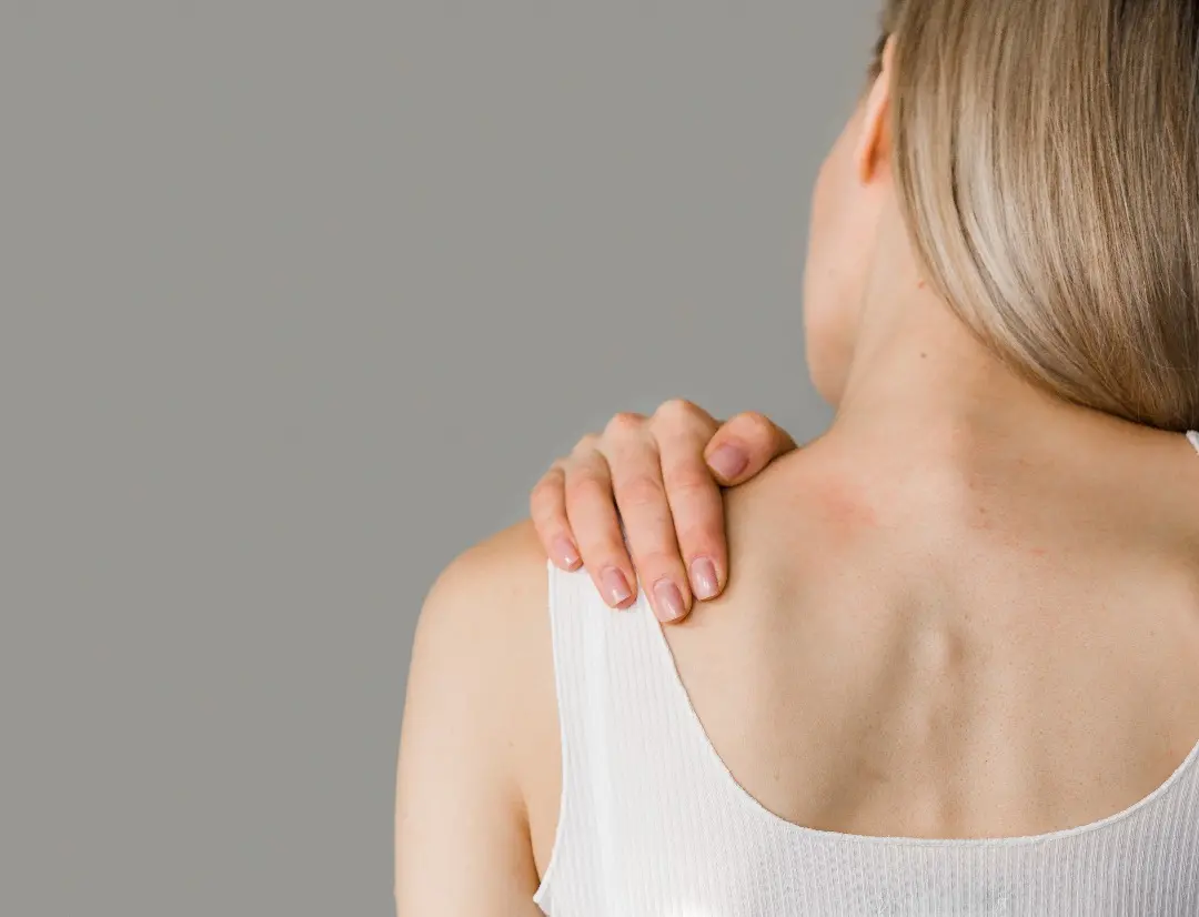 ▲年終大掃除季節來臨，不過中醫師提醒，許多人會因為大掃除導致肩膀出現疼痛，要特別小心惡化為五十肩。（示意圖／取自freepik）