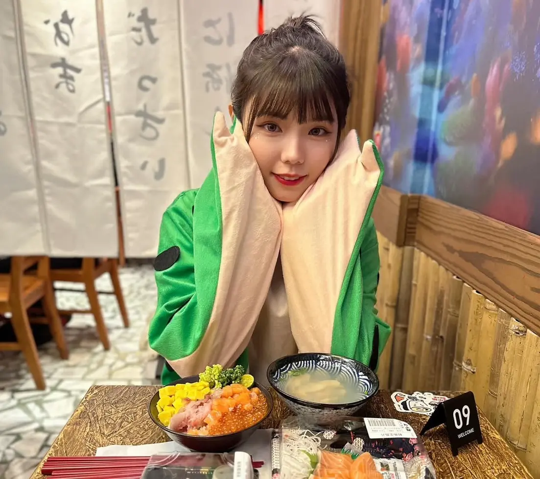 ▲以美腿著稱的實況主肉乙，坦言超哥的海鮮餐廳超級難吃，甚至讓一起去吃的夥伴過敏，下次可能不會再去吃。（圖／肉乙提供）