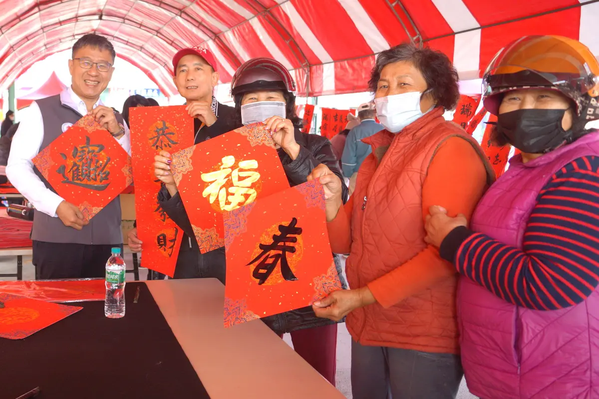 ▲台灣中油公司石化事業部舉辦迎新年贈春聯活動，由該事業部行政室主任王俊堯(左1)主持。(圖／中油石化事業部提供)