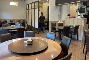 ▲花娘小館老闆解釋,因為店內的人手不足,因此外場人員是忙到沒辦法接電話,造成大家訂位困擾也不好意思,建議大家使用臉書訂位。(圖/花娘小館臉書) ▲花娘小館老闆解釋,因為店內的人手不足,因此外場人員是忙到沒辦法接電話,造成大家訂位困擾也不好意思,建議大家使用臉書訂位。(圖/花娘小館臉書)