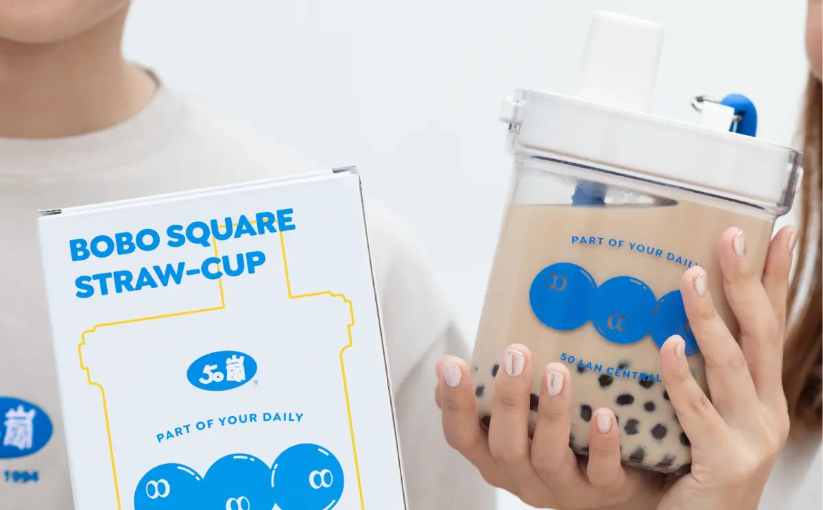 ▲50嵐「珍珠波波大方杯」可享環保杯折價優惠，迷客夏「庫奇草莓歐蕾冰淇淋」新上市，TEA TOP第一味新春限定「竹香白柚飲」喝櫻花寒天配料，一次整理手搖飲料新品報到！（圖／50嵐中區提供）