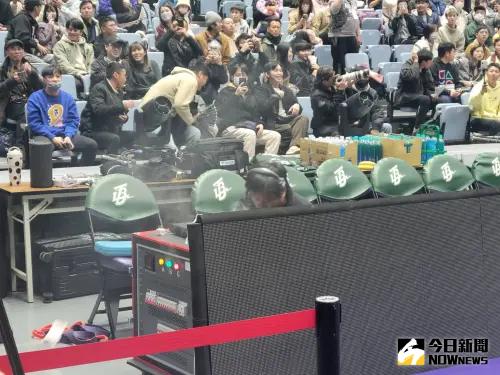 ▲「表弟」卡森斯（DeMarcus Cousins）代表T1聯盟台啤雲豹的最終戰，現場發生不少意外事故，桃園巨蛋場館的設備居然在比賽中冒煙，讓比賽一度中止。（圖／記者黃建霖攝）