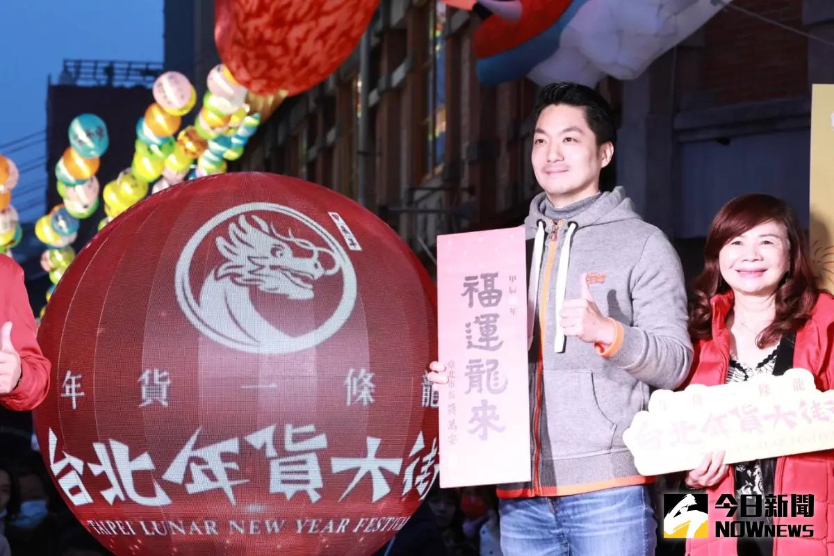 ▲蔣萬安至迪化年貨大街發放發財金。（圖／記者吳翊婕攝，2024.01.28）