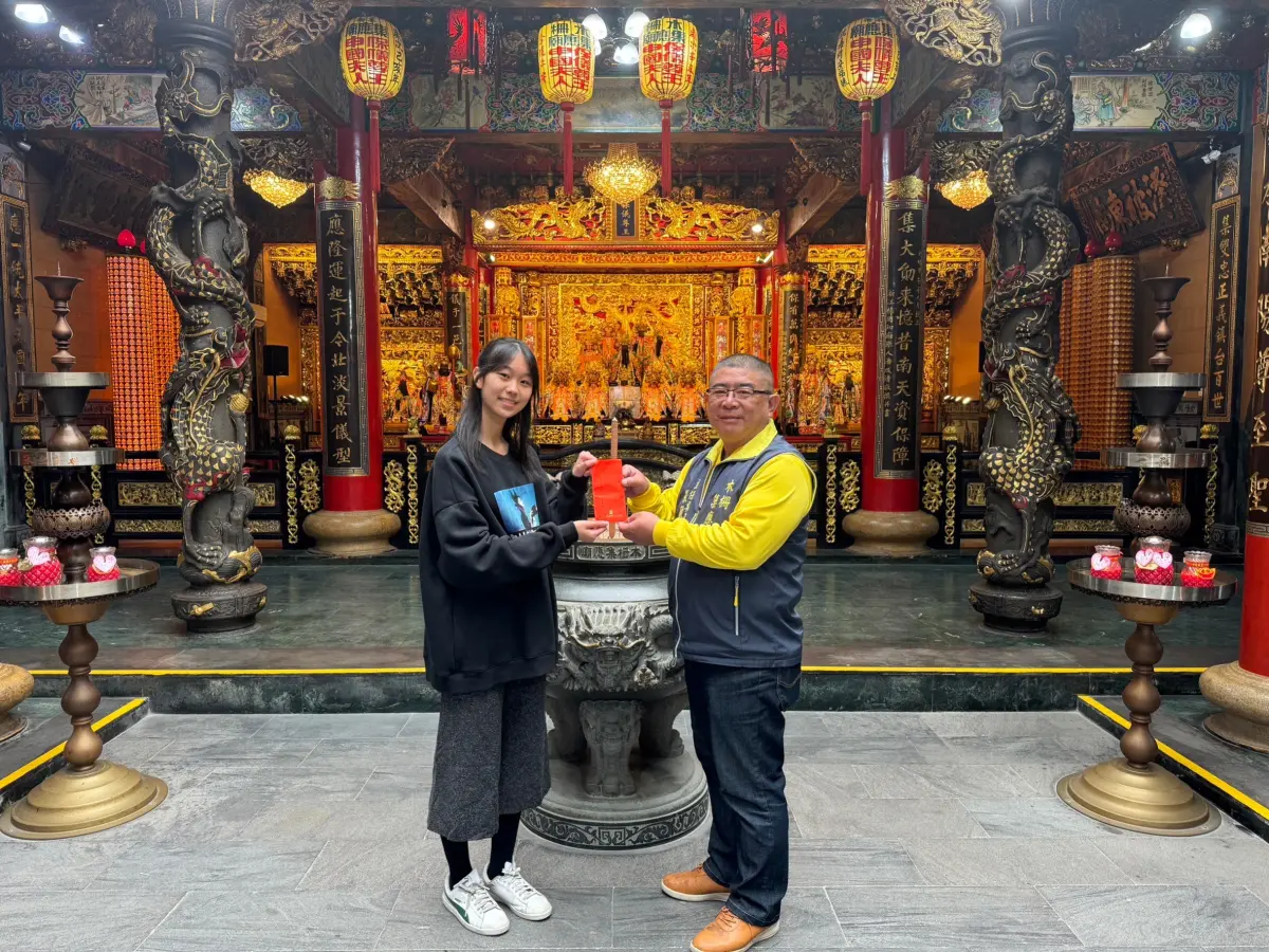 ▲景文高中學生高芯悅展獲德國紅點設計獎，木柵集應廟主委發放獎學金。（圖／木柵集應廟提供）