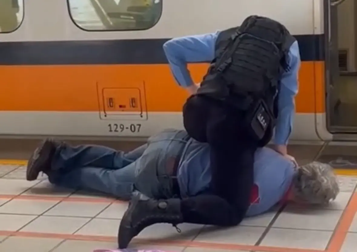 ▲男子擋高鐵車門遭保全壓制在地。（圖／記者爆料網）