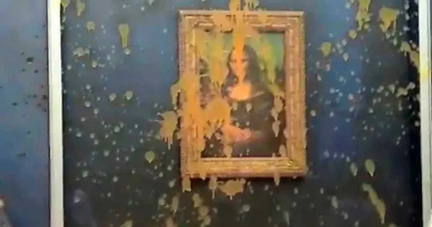 ▲法國羅浮宮今有2名女子跨越展覽界線，朝館藏《蒙娜麗莎》潑灑罐裝湯品。（圖／翻攝自「@piersmorgan」X）