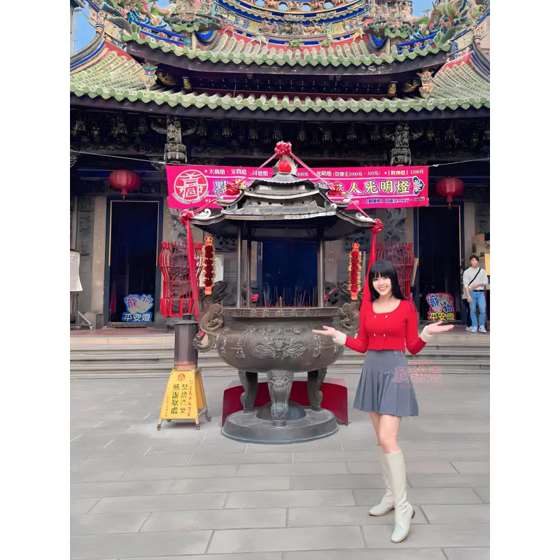 ▲嘉義市議員顏翎熹今（28）日在嘉義城隍廟發放新春春聯。（圖／翻攝自Molly 翎熹粉專）