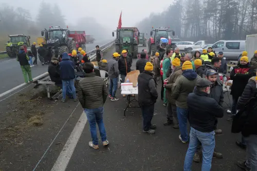 ▲法國農民抗議政府採取的措施導致農業人口收入大減,並造成近幾年來農民自殺人數攀升。(圖/美聯社/達志影像) ▲法國農民抗議政府採取的措施導致農業人口收入大減,並造成近幾年來農民自殺人數攀升。(圖/美聯社/達志影像)