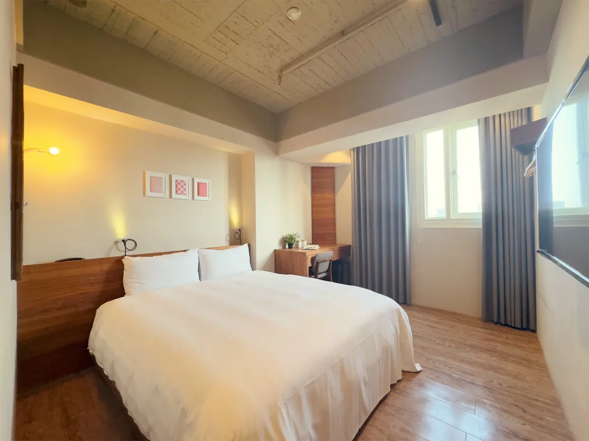 ▲「小鹿文娛旅宿集團」因應旅展推出集團旗下19館通用「島內遷徙」、「漫遊臺北」兩大年度熱銷套票，6000元套票含6張住宿券，一張可入住包含「路徒行旅 台南成大館」在內旅館，等於雙人房每晚才1000元。（圖／路徒行旅提供）