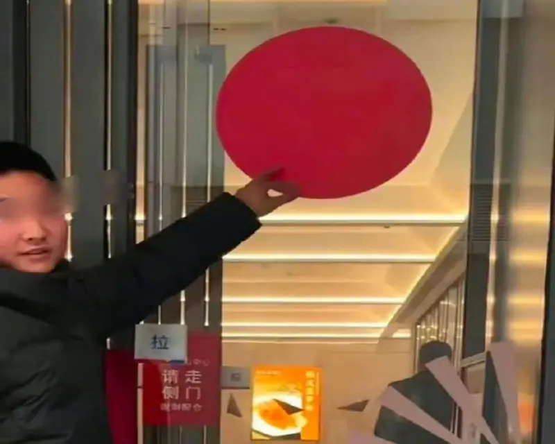 ▲名為「戰馬行動」的中國直播主，近日指控南京一商場使用「旭日旗」元素的影片，引發爭議。（圖／翻攝自微博）