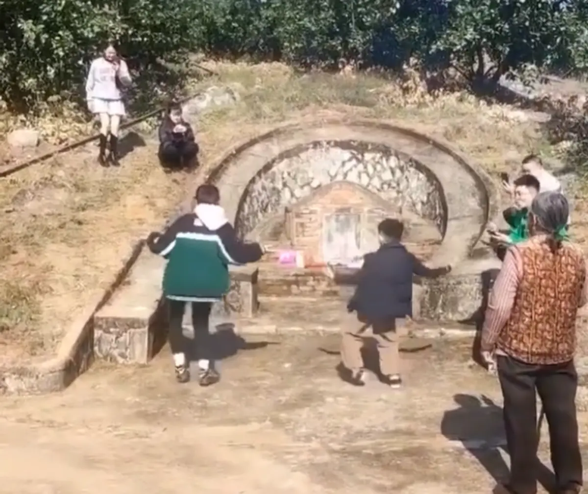 ▲中國網上盛傳，有民眾在靈堂、墳墓前，大跳近期流行的洗腦神曲「科目三」，引發爭議。（圖／擷取自微博影片）