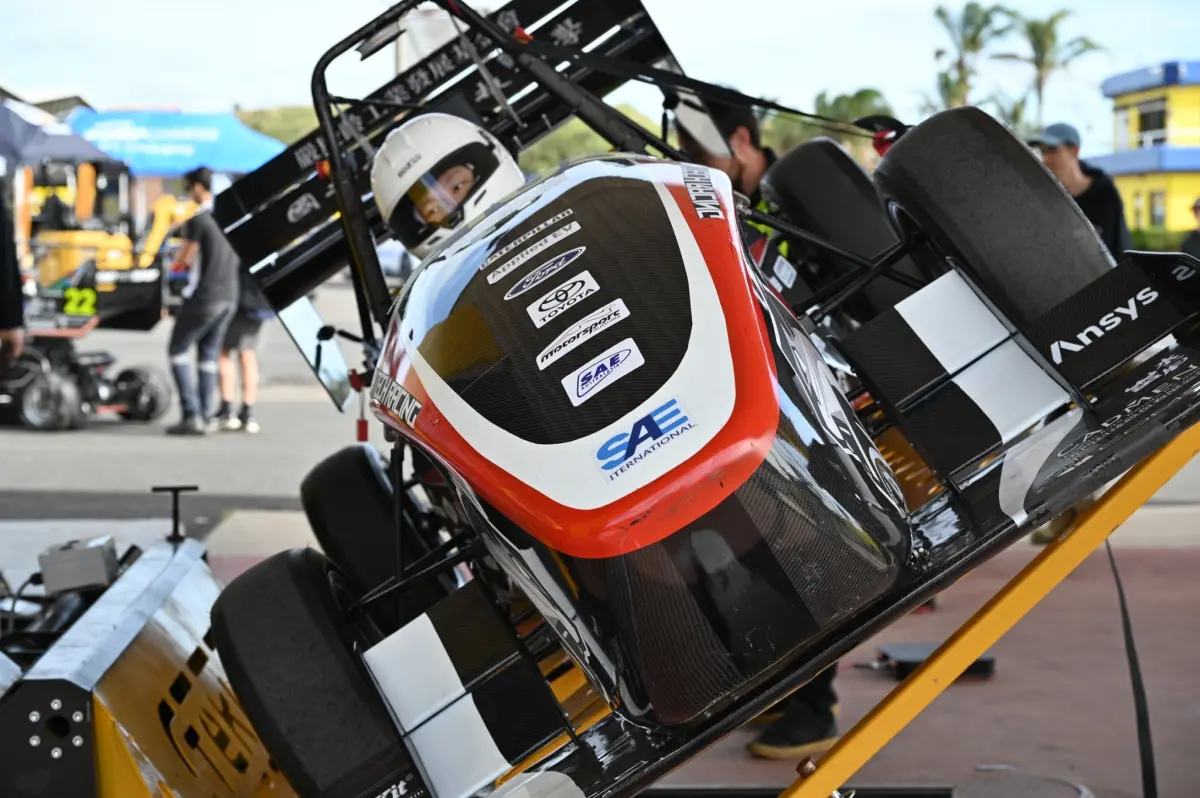 ▲台科大方程式賽車隊遠征澳洲，首次參賽就獲頒最佳貢獻獎。（圖／台科大提供）