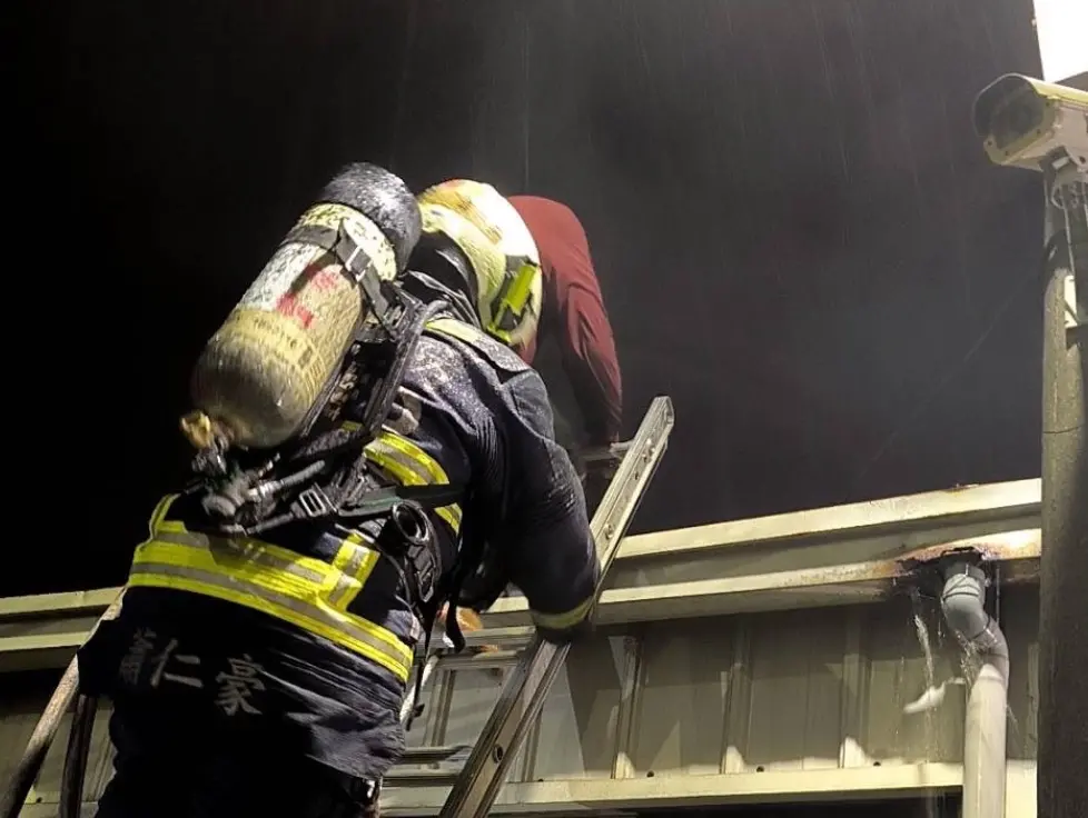 ▲29日凌晨，台中市神岡區某民宅發生火警，1男1女受困3樓陽台，2樓後方發現一名男子倒臥，已失去生命跡象，送醫搶救宣告不治。（圖／翻攝畫面）