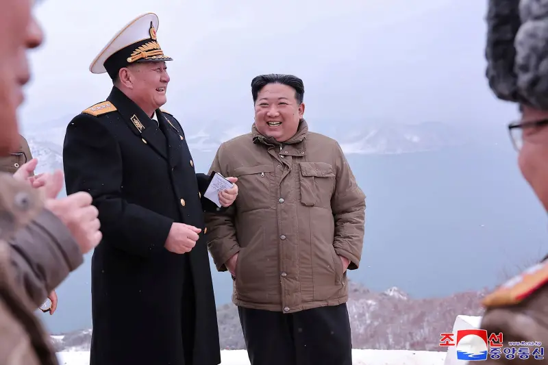 ▲北韓領導人金正恩28日視察巡弋飛彈試射。（圖／美聯社／達志影像）