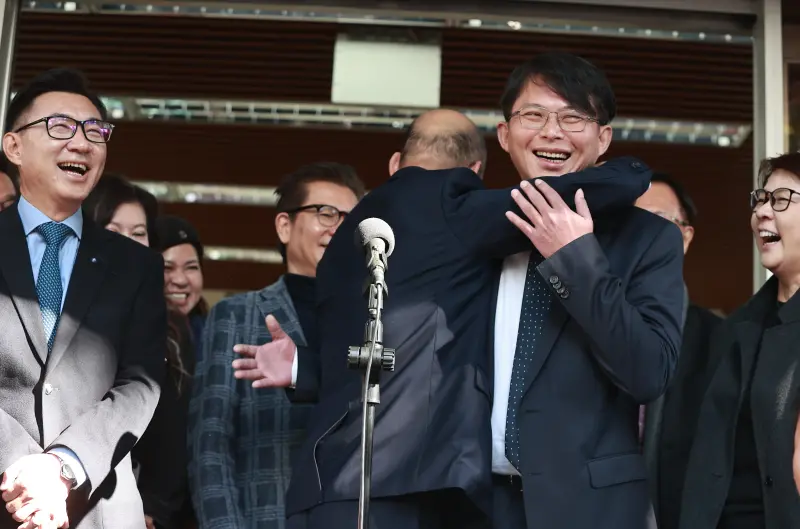 ▲韓國瑜擁抱黃國昌。(圖/記者葉政勳攝,2024.01.29)